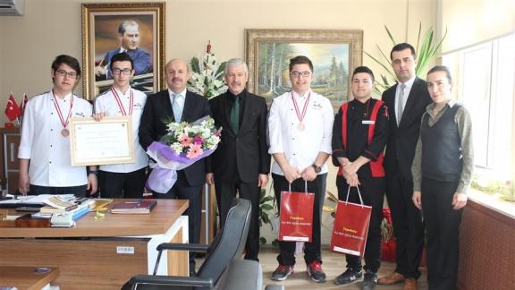 Ali Güven Mesleki ve Teknik Anadolu Lisesi Öğrencileri 14.Uluslararası İstanbul Gastronomi Festivalinde Yılın Pratik Genç Ekip kategorisinde Bronz Madalya kazandı.
