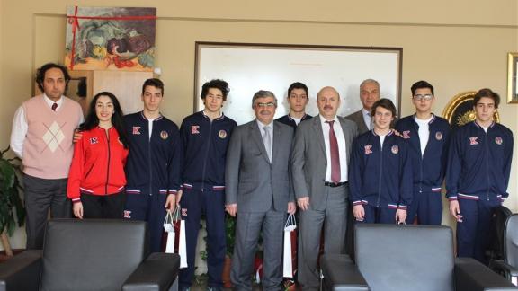 TED Eskişehir Koleji Okul Yüzme Takımı Öğrencileri Türkiye Şampiyonasında Takım ve Bireysel Olarak Derece Kazandılar