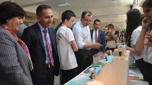 İlçemiz Beyhan-Rıfat Çıkılıoğlu Anadolu Lisesi Tübitak 4006 Bilim Fuarı açılışı gerçekleştirildi.