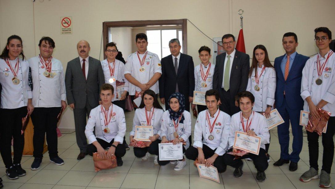 Ali Güven Mesleki ve Teknik Anadolu Lisesi´nde "Ulusal Yemek Yarışması"nda ´altın´ madalya alan öğrencilerin Ödül Töreni