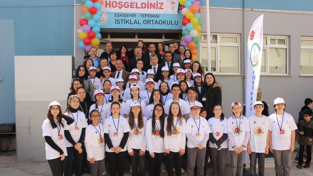 İstiklal Ortaokulu öğrencileri tarafından düzenlenen 4006 TÜBİTAK Bilim Fuarı sergisinin açılışı yapıldı.