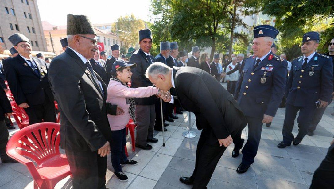 Gaziler Günü Münasebetiyle Atatürk Anıtına Çelenk Sunuldu